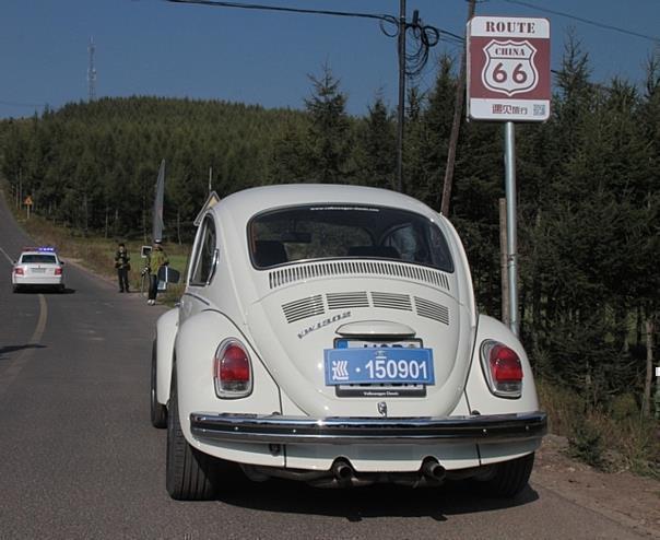 Top-City-Classic-Rallye rund um Peking: VW Käfer Theo Decker von 1972 auf der chinesischen Route 66.  Foto:Auto-Medienportal.Net/Westermann